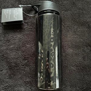 24oz victoria’s secret water bottle
black/clear cheetah print